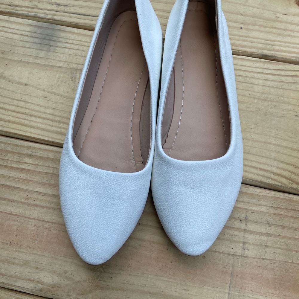 White color Women's Flats slip on shoes fits like size 40 US 9